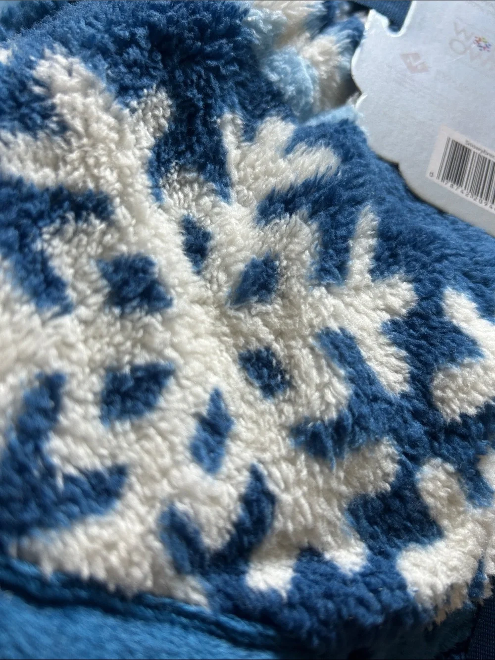 Member's Mark Oversized Cozy Throw - Navy & White Snowflake